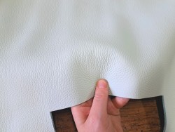 Grand morceau de cuir de taurillon - gros grain - bleu azur brume - cuir en stock