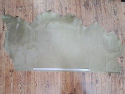 Demi-peau de vache en poil vert pastel - décoration - maroquinerie - accessoire - Cuir en stock
