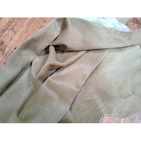 Demi-peau de vache en poil vert pastel - décoration - maroquinerie - accessoire - Cuir en Stock