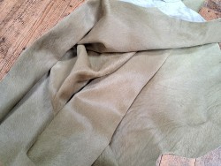 Demi-peau de vache en poil vert pastel - décoration - maroquinerie - accessoire - Cuir en Stock