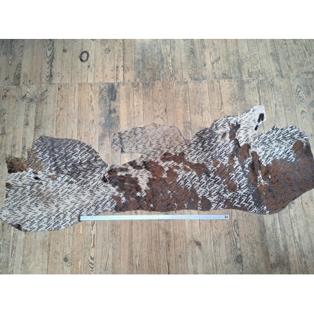demi peau - vache - poils tachetés - chevrons - maroquinerie - vêtement - cuir en stock