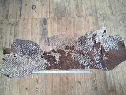 demi peau - vache - poils tachetés - chevrons - maroquinerie - vêtement - cuir en stock