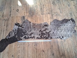 demi peau - vache - poils tachetés - chevrons - maroquinerie - vêtement - cuir en stock