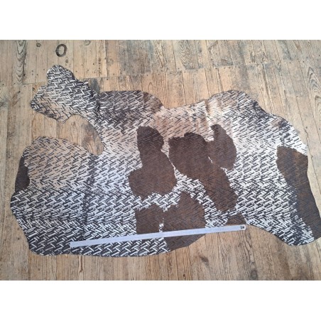 demi peau - vache - poils tachetés - chevrons - maroquinerie - vêtement - cuir en stock