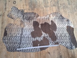 demi peau - vache - poils tachetés - chevrons - maroquinerie - vêtement - cuir en stock