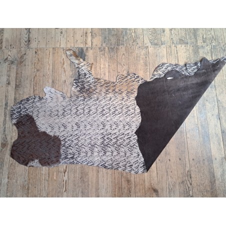 demi peau - vache - poils tachetés - chevrons - maroquinerie - vêtement - cuir en stock