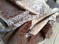 demi peau - vache - poils tachetés - chevrons - maroquinerie - vêtement - cuirenstock
