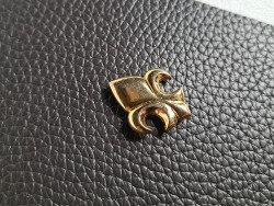concho - fleur de lys - embellissement - maroquinerie - laiton - cuir en stock