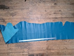 demi peau - vache - bleu paon - maroquinerie - cuir en stock