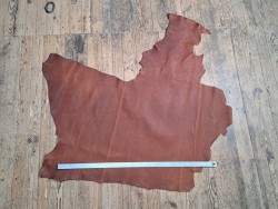 Demi-peau de cuir de vachette ciré pullup brun rouge maroquinerie Cuir en stock