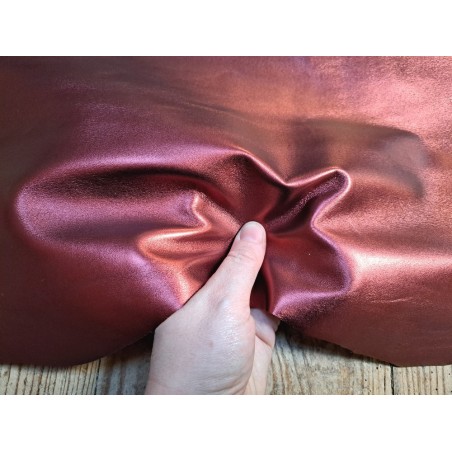 Peau de cuir de chèvre métallisé - bordeaux - cuir en stock