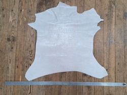 Petite chèvre - grains galuchat - blanc - cuir en stock