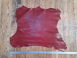 Petite chèvre - grains galuchat - rouge - cuir en stock