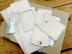 Kit portefeuille en cuir naturel taché – Prêt à coudre, idéal débutants - Cuir en Stock