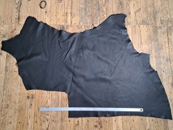 Demi-peau de cuir de taurillon - Noir - Cuir en Stock