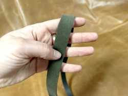 Bande de cuir souple double croupon velours vert army - Cuir en Stock