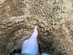 Peau de mouton lainée frisée brun noisette – Dos velours – Qualité italienne – Série limitée - Cuir en Stock