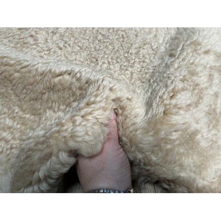 Peau de mouton lainée frisée beige – Dos velours – Qualité italienne – Série limitée - Cuir en Stock