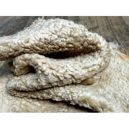 Peau de mouton lainée frisée beige – Dos velours – Qualité italienne – Série limitée - Cuir en Stock