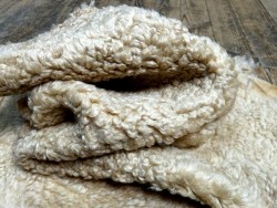 Peau de mouton lainée frisée beige – Dos velours – Qualité italienne – Série limitée - Cuir en Stock