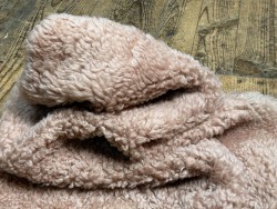 Peau de mouton lainée frisée vieux rose – Dos velours – Qualité italienne – Série limitée - Cuir en Stock