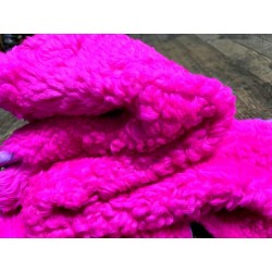 Peau de mouton lainée frisée rose fluo – Dos velours – Qualité italienne – Série limitée - Cuir en Stock