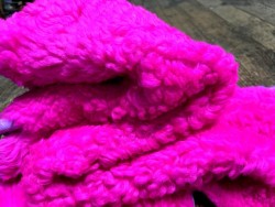 Peau de mouton lainée frisée rose fluo – Dos velours – Qualité italienne – Série limitée - Cuir en Stock
