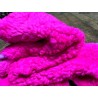 Peau de mouton lainée frisée rose fluo – Dos velours – Qualité italienne – Série limitée - Cuir en Stock
