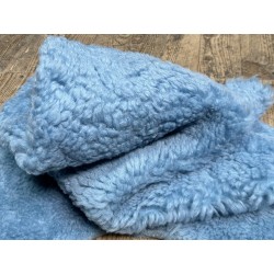 Peau de mouton lainée frisée bleu jeans – Dos velours – Qualité italienne – Série limitée - Cuir en Stock