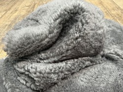 Peau de mouton lainée frisée gris – Dos velours – Qualité italienne – Série limitée - Cuir en Stock