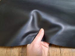 Peau de cuir de chèvre - noir - maroquinerie accessoire - cuir en stock