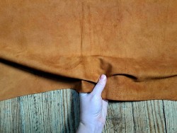 Peau de veau velours - CARAMEL - Cuir en Stock