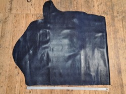 Demi-peau de cuir de vachette grain façon serpent bleu marine