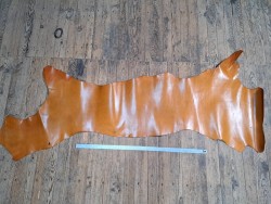 Cuir de flanc de vache - caramel - tannage végétal - Cuir en stock