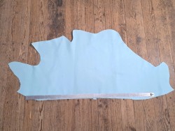 Peau de cuir de veau swift lisse - bleu zéphir - maroquinerie - cuir en stock