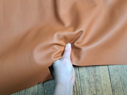 Peau de cuir de veau swift lisse - camel - maroquinerie - Cuir en stock