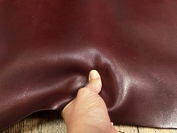 Croûte de cuir de vache tannage végétal cirée – bordeaux - Cuir en Stock