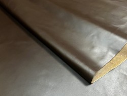 Croûte de cuir de vache tannage végétal cirée – café - Cuir en Stock