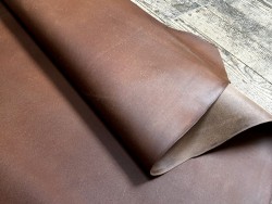 Croûte de cuir de vache tannage végétal cirée – noisette - Cuir en Stock