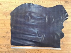 Demi-peau de cuir de vachette grain façon serpent bleu marine