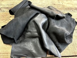 Chutes de cuir - vache divers finition nubuck ou naturelle - camaïeu de noir - vente au poids - Cuir en Stock