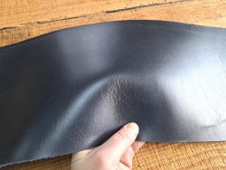 Morceau de collet tannage végétal lisse - Bleu nuit - Cuir en Stock