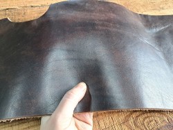 Demi collet de vache tannage végétal nuancé - Café - Cuir en Stock