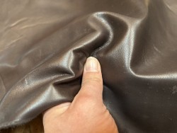 Flanc de vache – Cuir bovin finition lustrée satinée – Souple & élégant (2ᵉ choix léger) MARRON CHOCO - Cuir en Stock