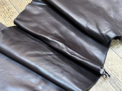 Flanc de vache – Cuir bovin finition lustrée satinée – Souple & élégant (2ᵉ choix léger) MARRON CHOCO - Cuir en Stock