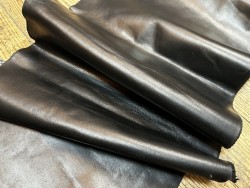 Flanc de vache – Cuir bovin finition lustrée satinée – Souple & élégant (2ᵉ choix léger) NOIR - Cuir en Stock