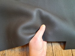 Grand morceau de cuir de taurillon - marron mat - maroquinerie - Cuir en stock