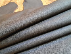 Grand morceau de cuir de taurillon - marron mat - maroquinerie - cuir en stock