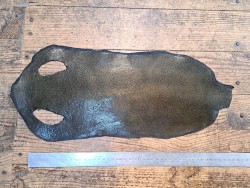 Peau de galuchat - perle centrale - cuir exotique - or antique - Cuir en stock