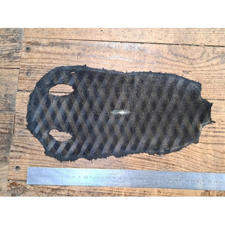 Peau de galuchat - perle centrale - cuir exotique - losange - Cuir en stock